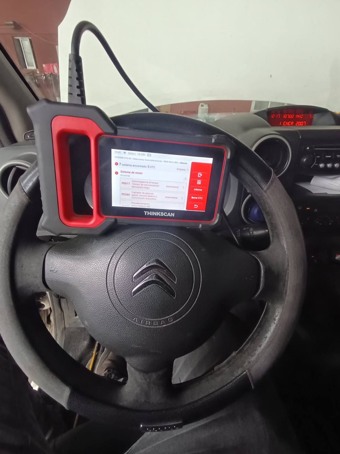 Equipo Thinkscan durante una lectura de fallas en un vehículo Citroën
