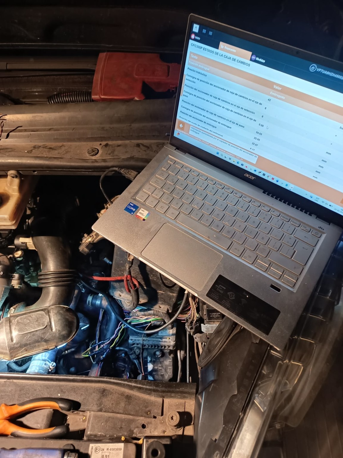 Notebook con software de diagnóstico junto al motor durante una evaluación técnica de Vantor